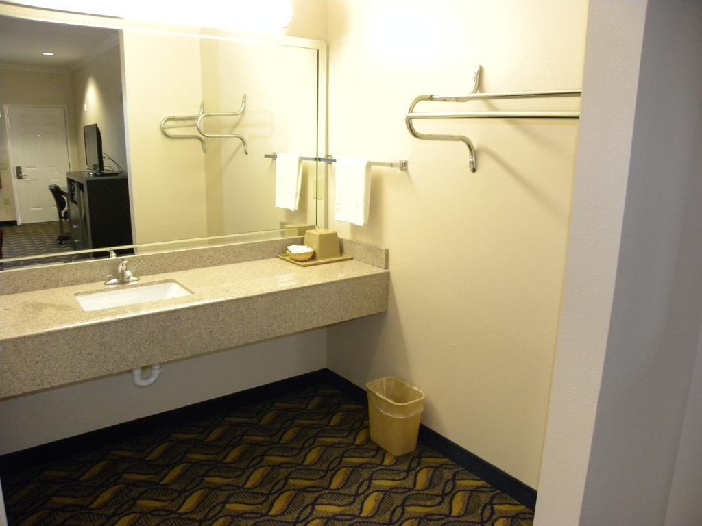 Palace Inn Kingwood Humble Room photo